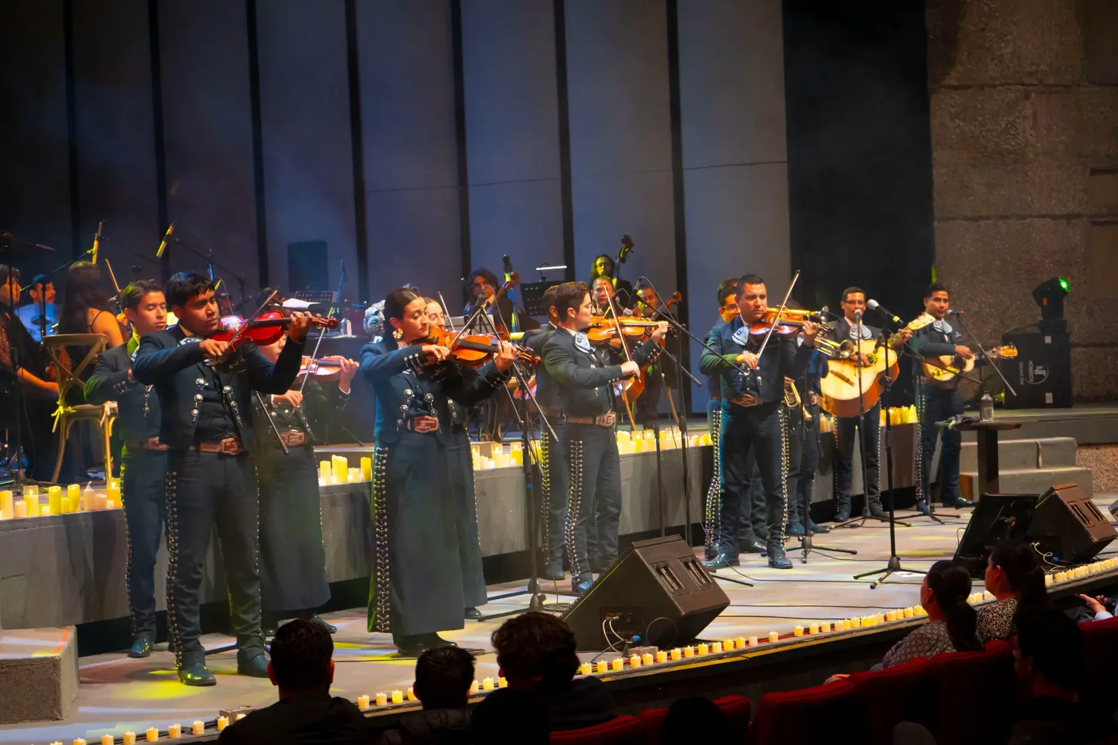Mariachi tocando violines en el escenario