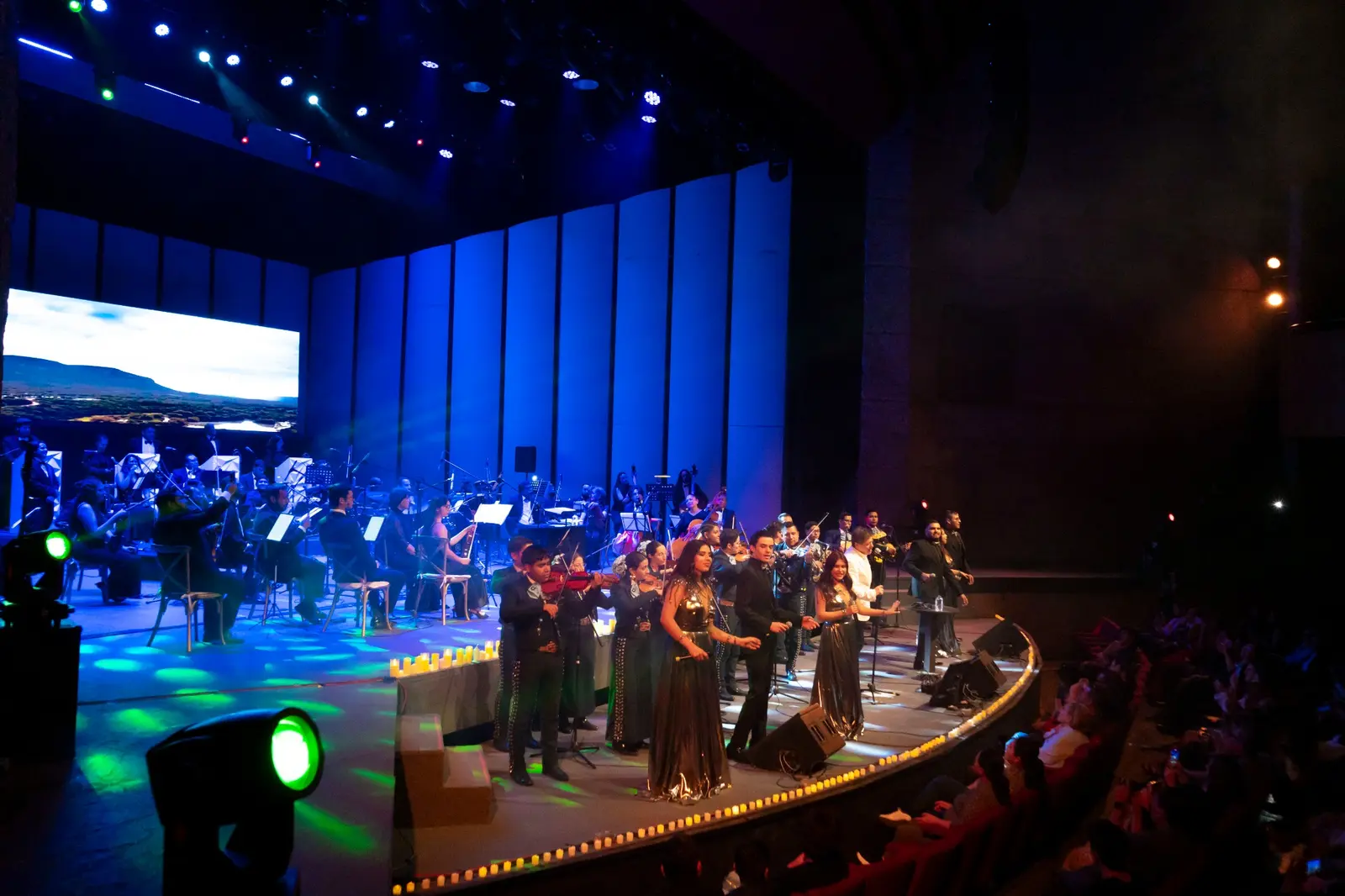 Orquesta, mariachi y cantantes en concierto