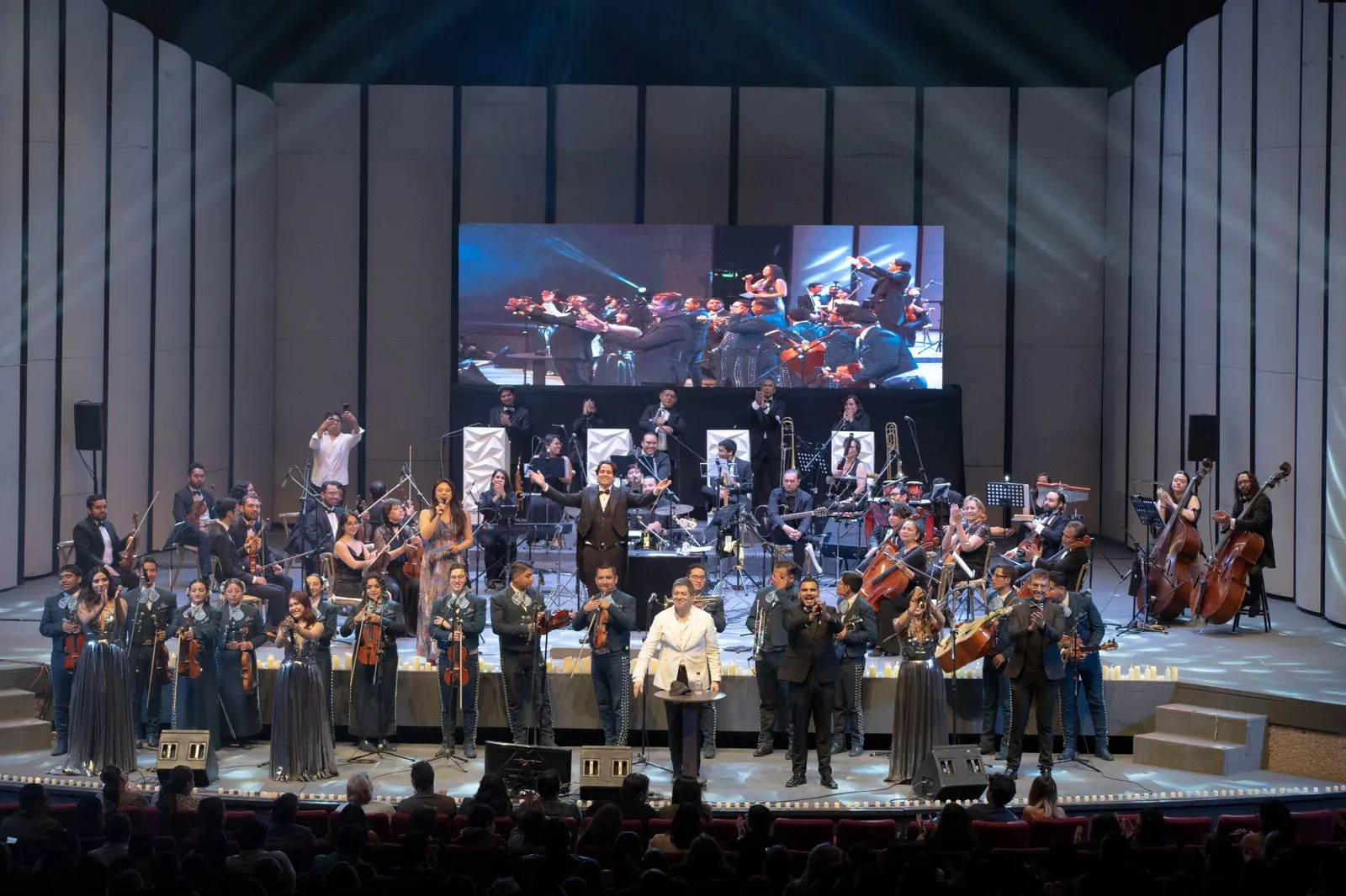 Elenco de Harmony al cierre del concierto